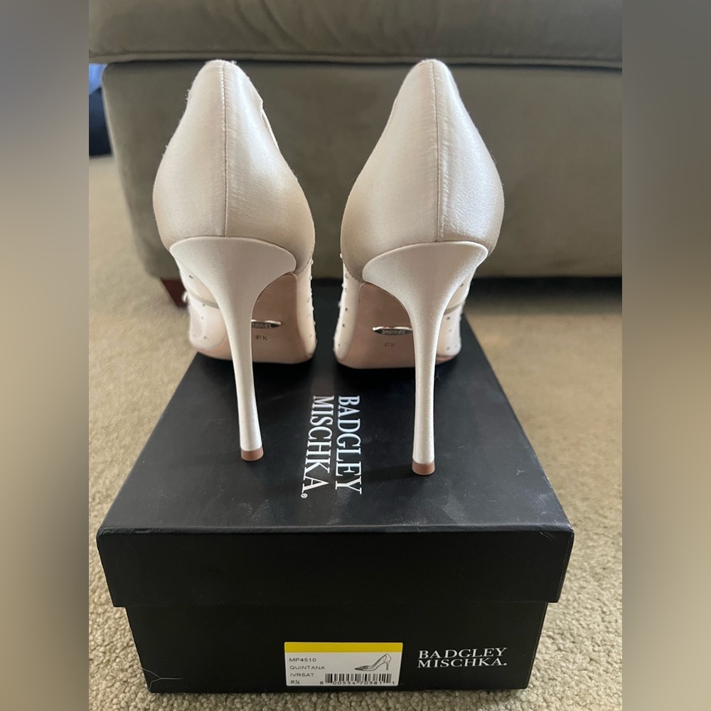 Badgley Mischka Quintana Heel 8.5 Ivory Rhinestone Bridal Pumps Wedding Shoe - Picture 2 of 4